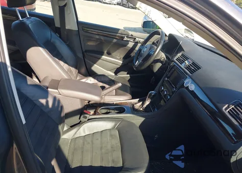 2015 Volkswagen Passat 3.6L V6 Sel Premium из США, поврежденный, VIN 1VWCM7A36FC025556